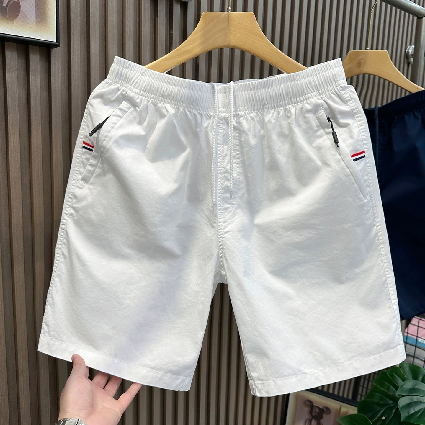 2026 new slim fit casual white shorts for men in summer, thin and loose five quarter pants, mid length pants for men, trendy and high-end