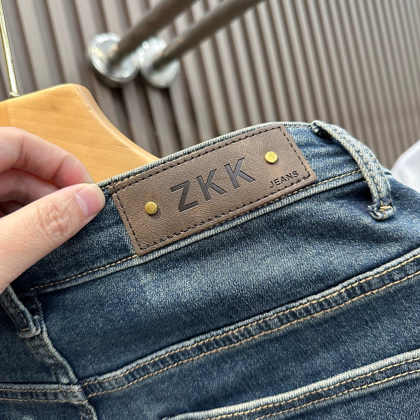 Blue retro five quarter denim shorts for men, high-end summer hot items, simple and versatile, casual and washed fashionable horse pants