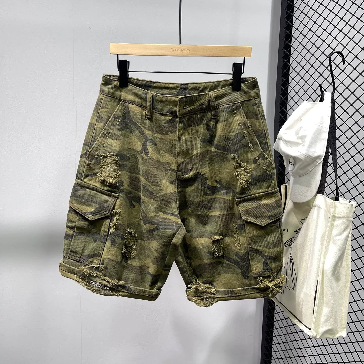 Summer loose fit casual men's shorts, trendy brand with multiple pockets, holes, scratches, design sense, camouflage workwear, cropped pants
