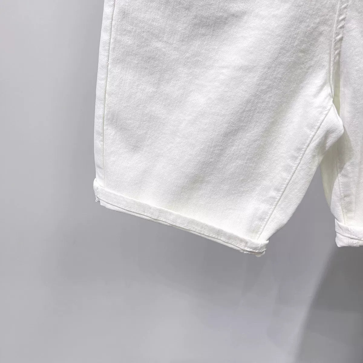 Fashionable high-end white denim shorts, men's trendy brand, cool and simple, solid color slim fit pants, men's summer five quarter pants