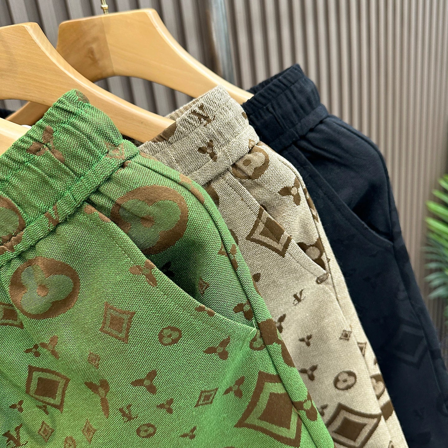 High end luxury brand casual shorts men's trendy brand trend 2026 summer new men's beach five quarter pants at the European station