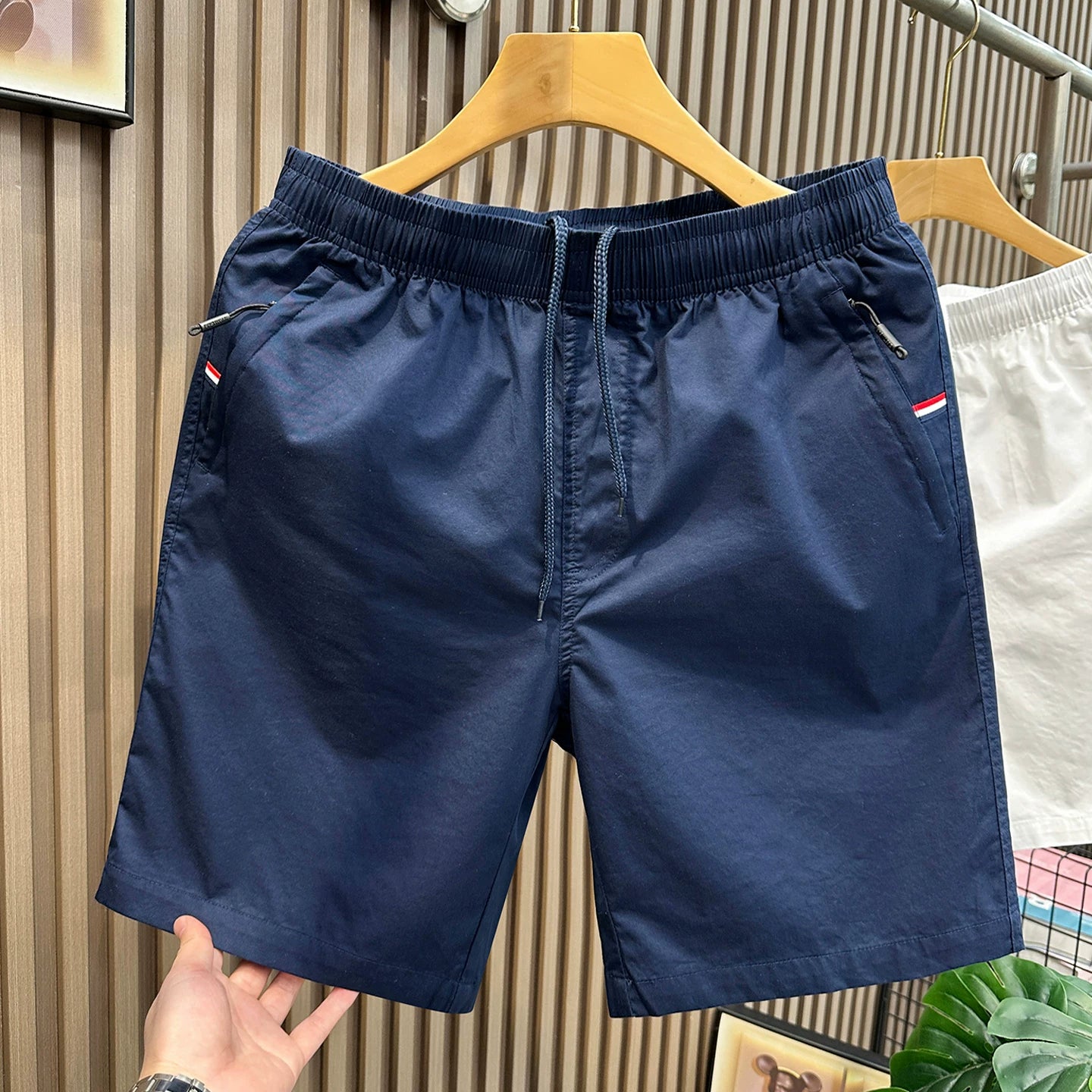 2026 new slim fit casual white shorts for men in summer, thin and loose five quarter pants, mid length pants for men, trendy and high-end
