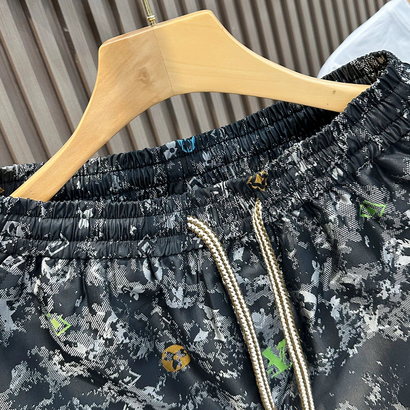 High end European letter embroidered casual shorts for men, 2026 new summer trendy brand outdoor casual beach five quarter pants