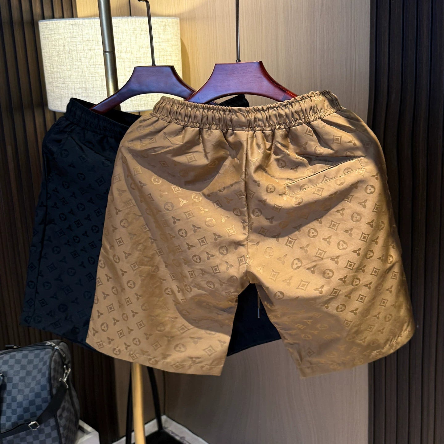 High end light luxury printed trendy versatile shorts for men in summer 2025, new fashion trend ice silk casual beach pants