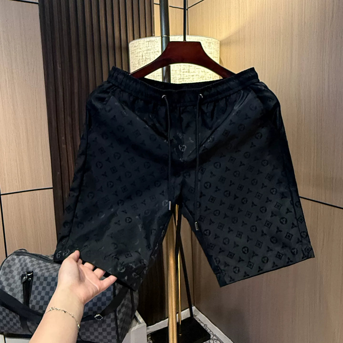 High end light luxury printed trendy versatile shorts for men in summer 2025, new fashion trend ice silk casual beach pants