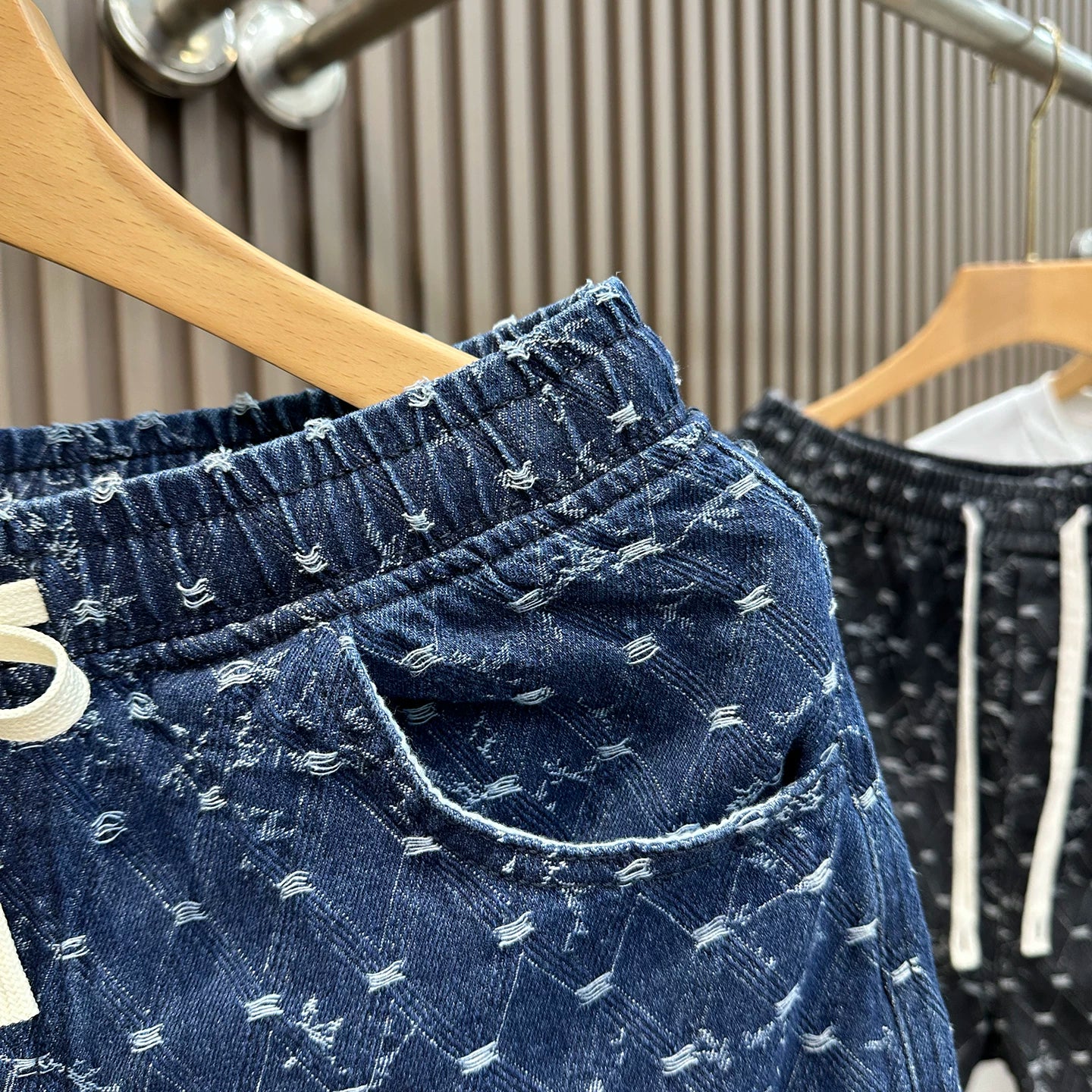 2026 summer new American denim shorts for men, loose and casual five quarter pants with drawstring and elastic waist, trendy brand versatile