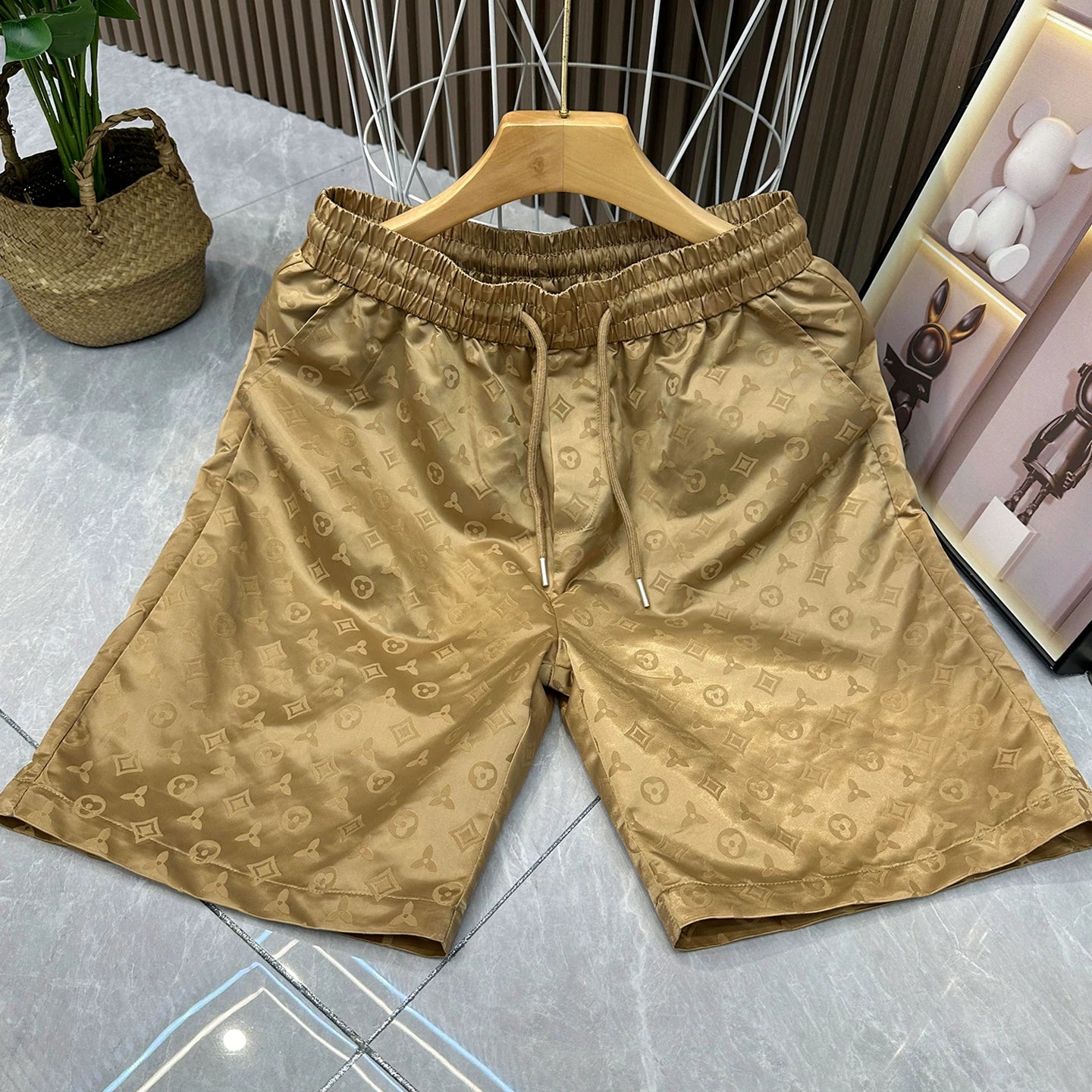 Summer New Men's Ice Silk Shorts Beach Pants High end Light Luxury Printed Trendy Versatile Pique Handsome Quick Drying Pentagram Pants