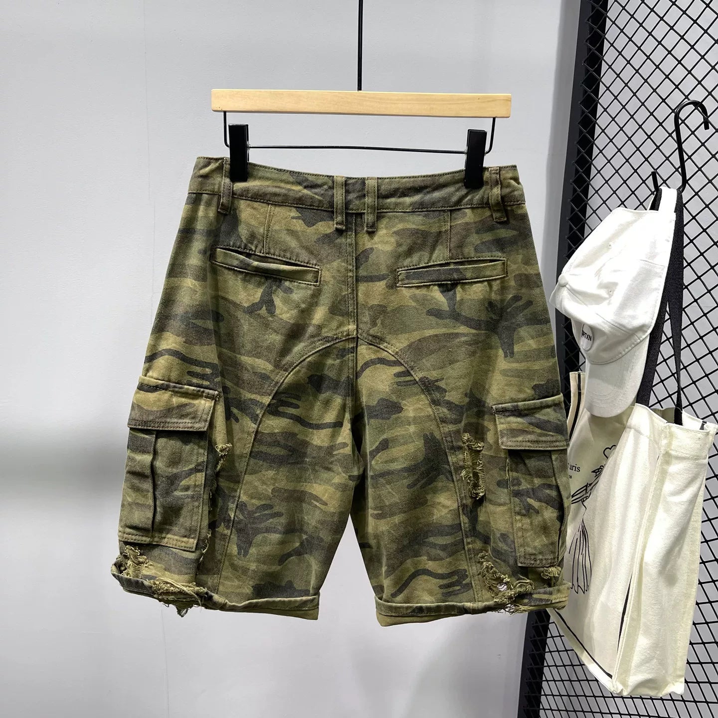 Summer loose fit casual men's shorts, trendy brand with multiple pockets, holes, scratches, design sense, camouflage workwear, cropped pants