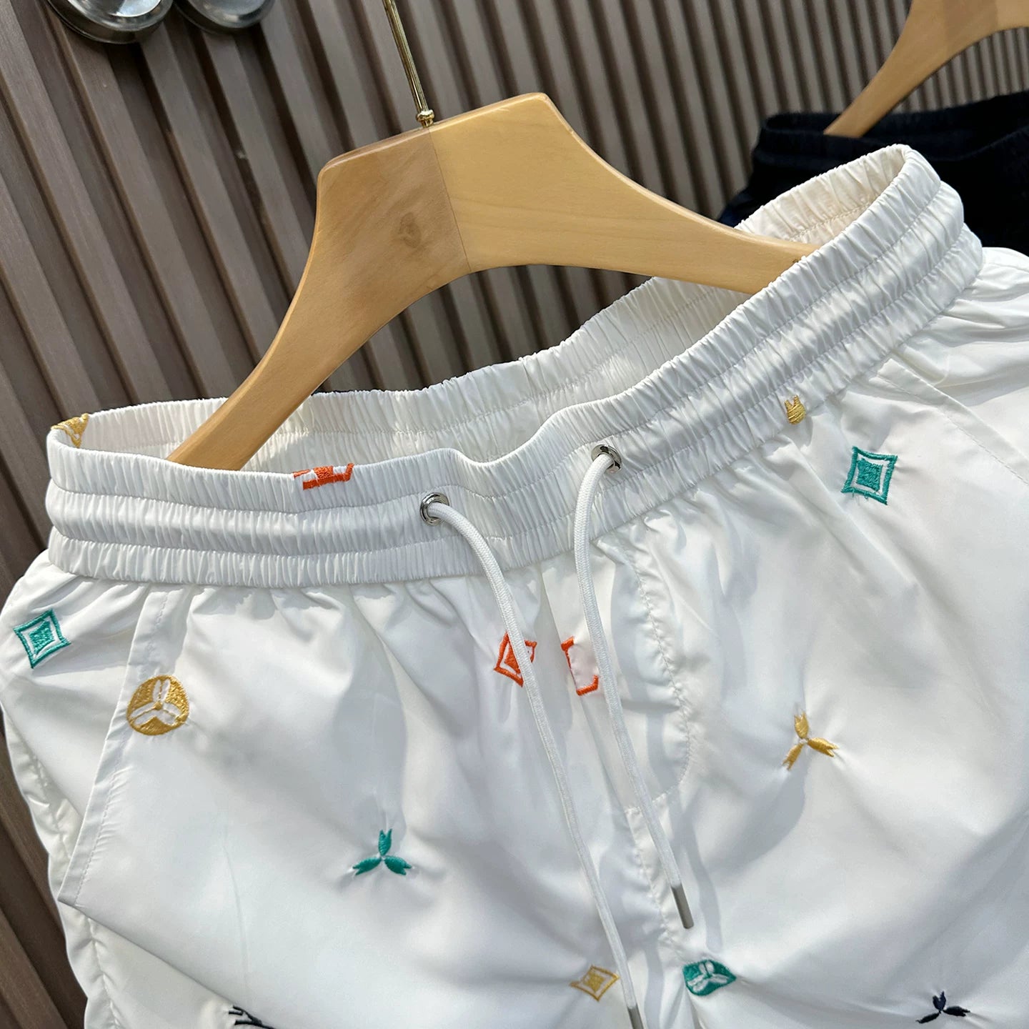 Trendy brand shorts men's summer new fashion design sense embroidered letter five quarter pants youth quick drying breathable beach pants
